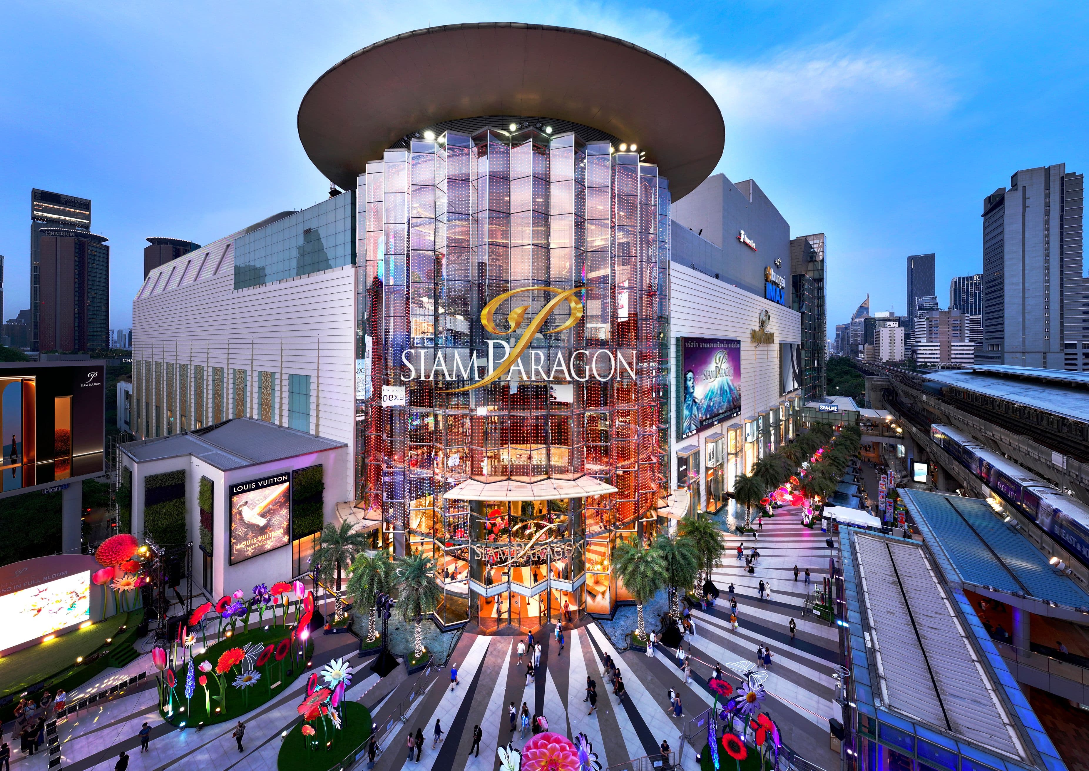 https://www.siamparagon.co.th/_next/image?q=75&url=https%3A%2F%2Fd35olvpjiryw4j.cloudfront.net%2Fpublic%2Fmedia%2Fc66b657b-5170-4174-957a-4f7df04bdfb3%2FSiam+Paragon+93-with+logo+4+-+comment+ceo+copy.jpg&w=3840